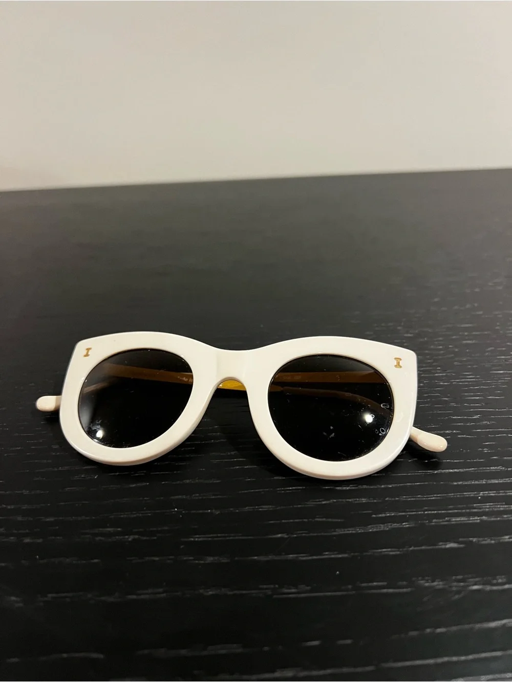 Illesteva White Sunglasses - Cute Round Frame